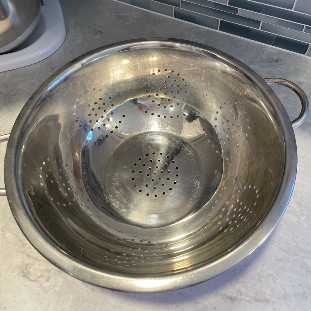 Red colander - Picture 3 of 4